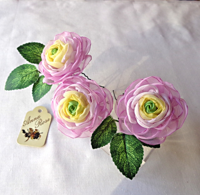 Набір шпильок для ошатною зачіски з квітами ручної роботи з тканини "Бузкові Ранункулюси"-купити-в інтернет-магазині AnnaRose