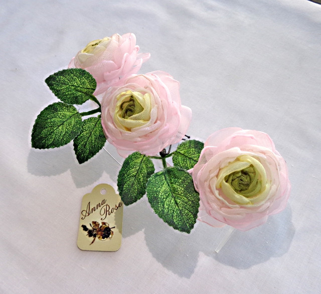 Набір шпильок для ошатною зачіски з квітами ручної роботи з тканини "Ніжно Рожеві Ранункулюси"-купити-в інтернет-магазині AnnaRose