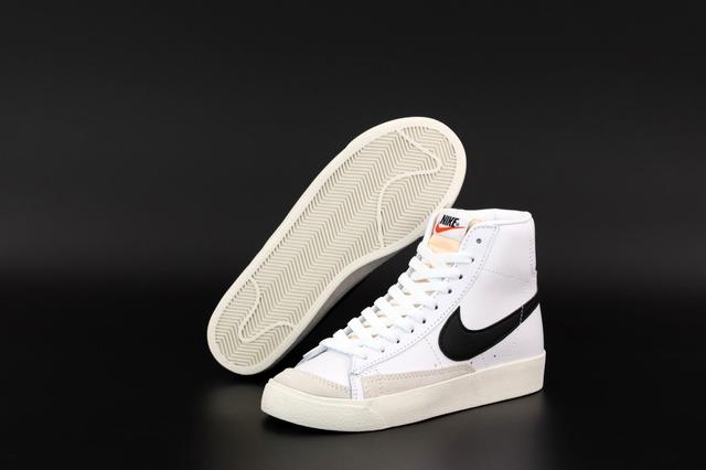 Жіночі високі кросівки Nike Blazer Vintage 77 Mid White Black фото