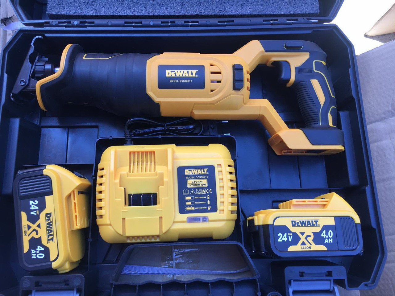 

Чехия! Аккумуляторная сабельная пила DeWalt DCS388T2 24V 4Ah, электроножовка Девольт в фирменном кейсе