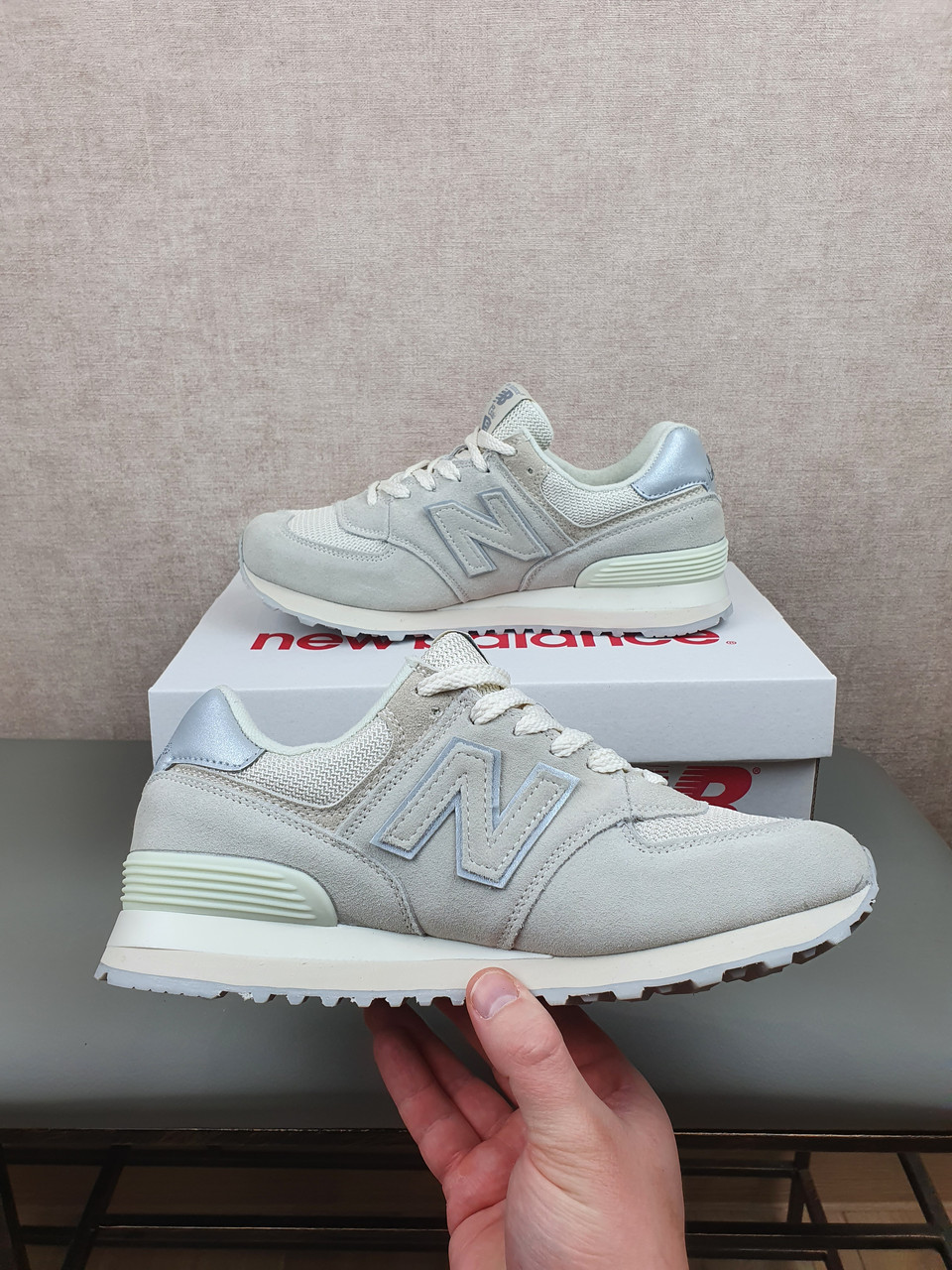 

New Balance 574 Light Grey кроссовки на весну женские светло серые. Кроссы для девушек Нью Беланс 574 замшевые, Бежевый