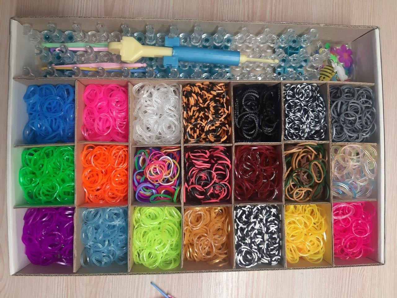 

Набор для плетения браслетов из резинок Fashion loom bands set 8400шт!