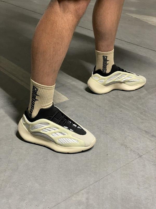 

Мужские кроссовки Adidas Yeezy Boost 700 V3 в стиле адидас изи буст белые (Реплика ААА+) 45, Белый