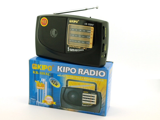 Портативный FM радиоприёмник KIPO KB 308AC радио на батарейках и от сети с откидной ручкой