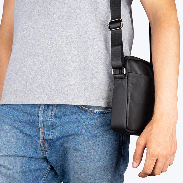Фото чоловіка з шкіряною сумочкою через плече