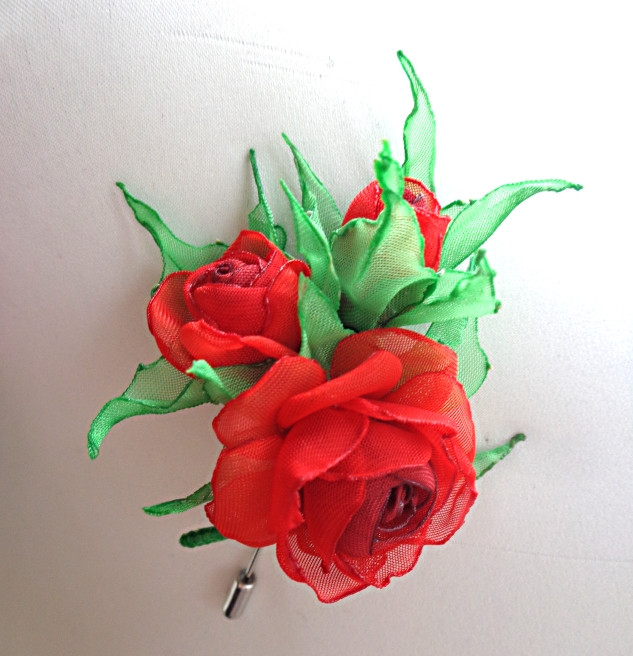 Бутоньєрка весільна ручної роботи на піджак або плаття "Червоний букетик троянд"-купити-в інтерет-магазині AnnaRose