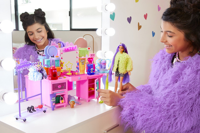 Набір ексклюзивний Барбі Екстра Модниця з туалетним столиком і вихованець 45+ ексесуаров Barbie Extra (GYJ70)