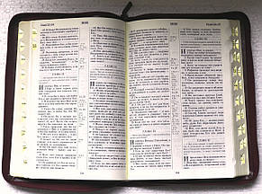 Библия вишневого цвета с орнаментальным тиснением, 17х25 см, с замочком, с индексами, золотой срез, фото 2