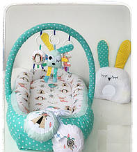 Кокон-гнездышко для новорожденных с держателем для игрушек и ортопедической подушкой Зайчик