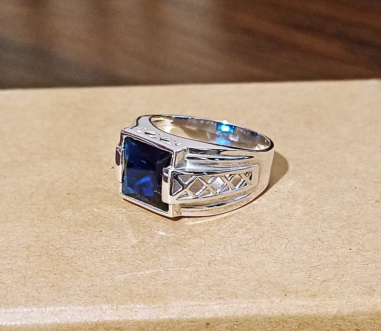 

Серебряное мужское кольцо с синим камнем