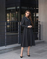 Чёрное женское платье в горошек средней длины