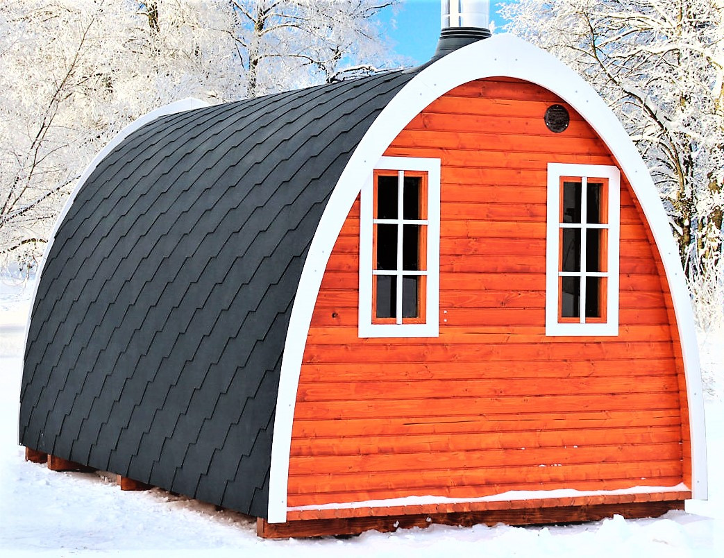 Баня-бочка в стиле Иглу 4,0х2,3м. Outdoor POD Sauna Igloo.  Доставка бань бочек в стиле Иглу по Украине и Европе нашим транспортом. Отправка на экспорт бань бочек: услуги затаможки бань бочек, оформление всех сертификатов: сертификат Евро 1 для удешевления растаможки, фито сертификат, сертификат нашего производства.   Сауна в стиле Иглу имеет уникальный дизайн, которая украсит любой участок. Изготовлена вручную на нашем производстве из разных видов древесины. Купить готовую деревянную баню-бочку в стиле Иглу под ключ  у производителя: (+38) 067-410-49-33 Viber, Telegram, WhatsApp