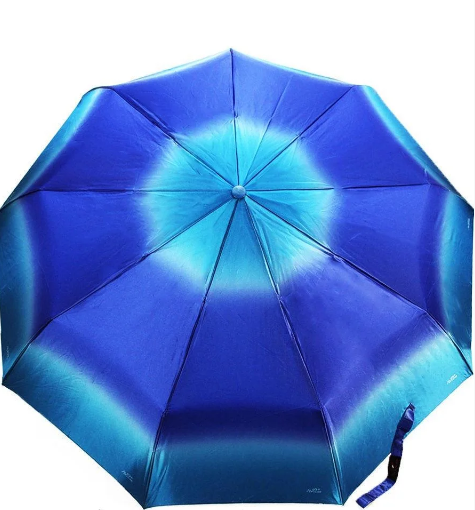 Спряталась под синим зонтом