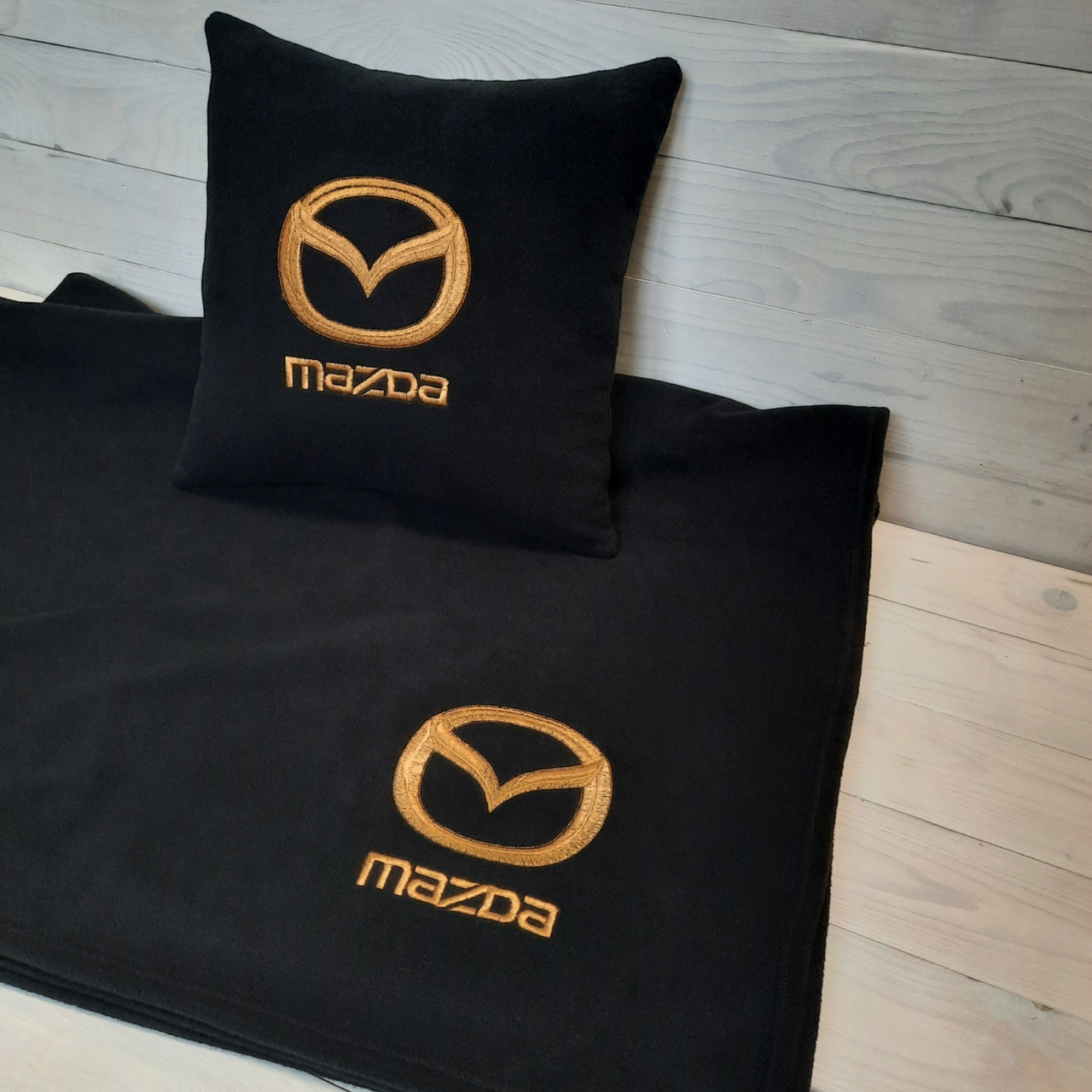 

Автомобільний плед і подушка з вишивкою Mazda Barvysto чорний + чохол у подарунок, Черный