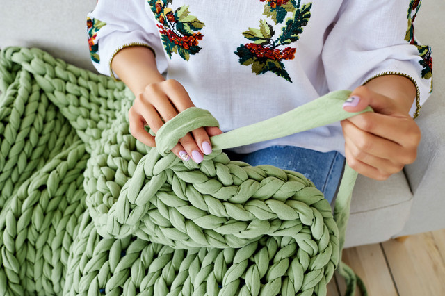 Вязание руками из толстой трикотажной пряжи