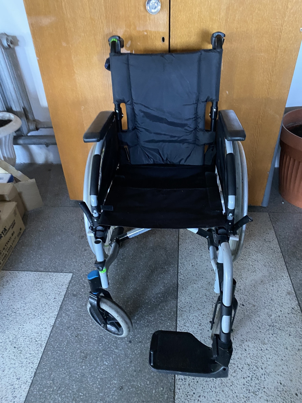 

Надежная и хорошая инвалидная коляска Invacar с одной подножкой ширина сидения 39 см. б у в хорошем состоянии