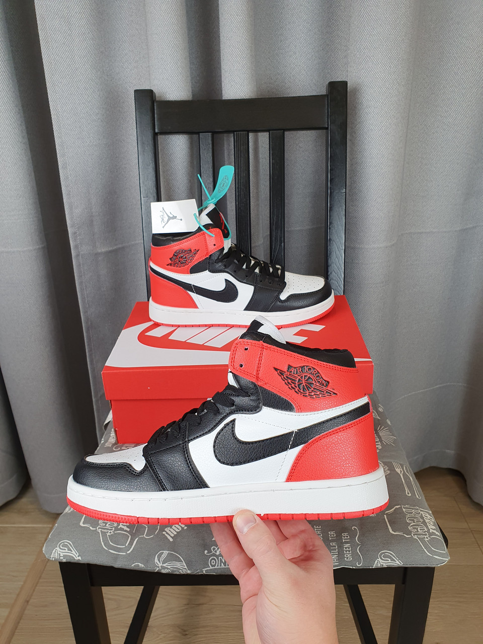 

Унисекс подростковая обувь черная с красным и белым Nike Air Jordan 1 Retro Кроссовки Найк Аир Джордан 1 Ретро 38, Разные цвета