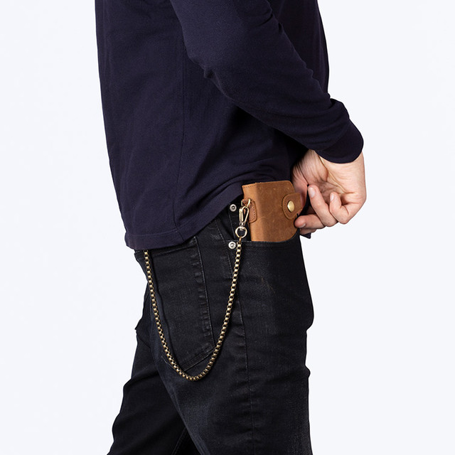 Фото мужчины с кожаным портмоне на цепочке