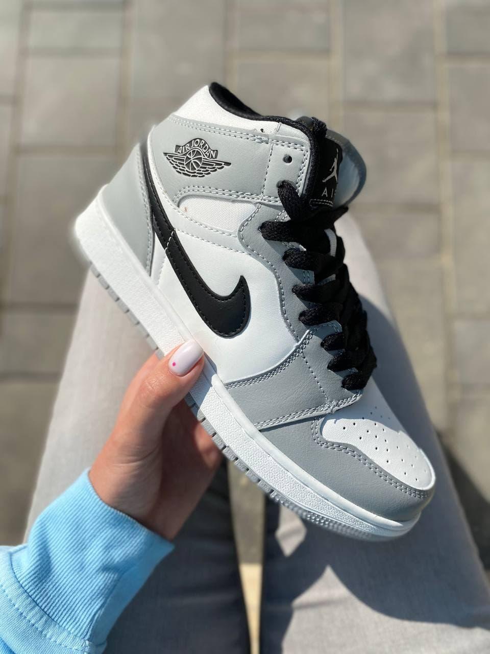 

Светло-серые женские кроссовки Nike Jordan 1 Retro Light Grey. Кроссы девушке Найк Джордан Ретро 40, Разные цвета