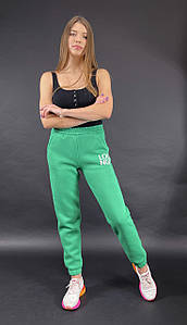 Джоггери зеленого кольору утеплені спортивні жіночі з накаткою