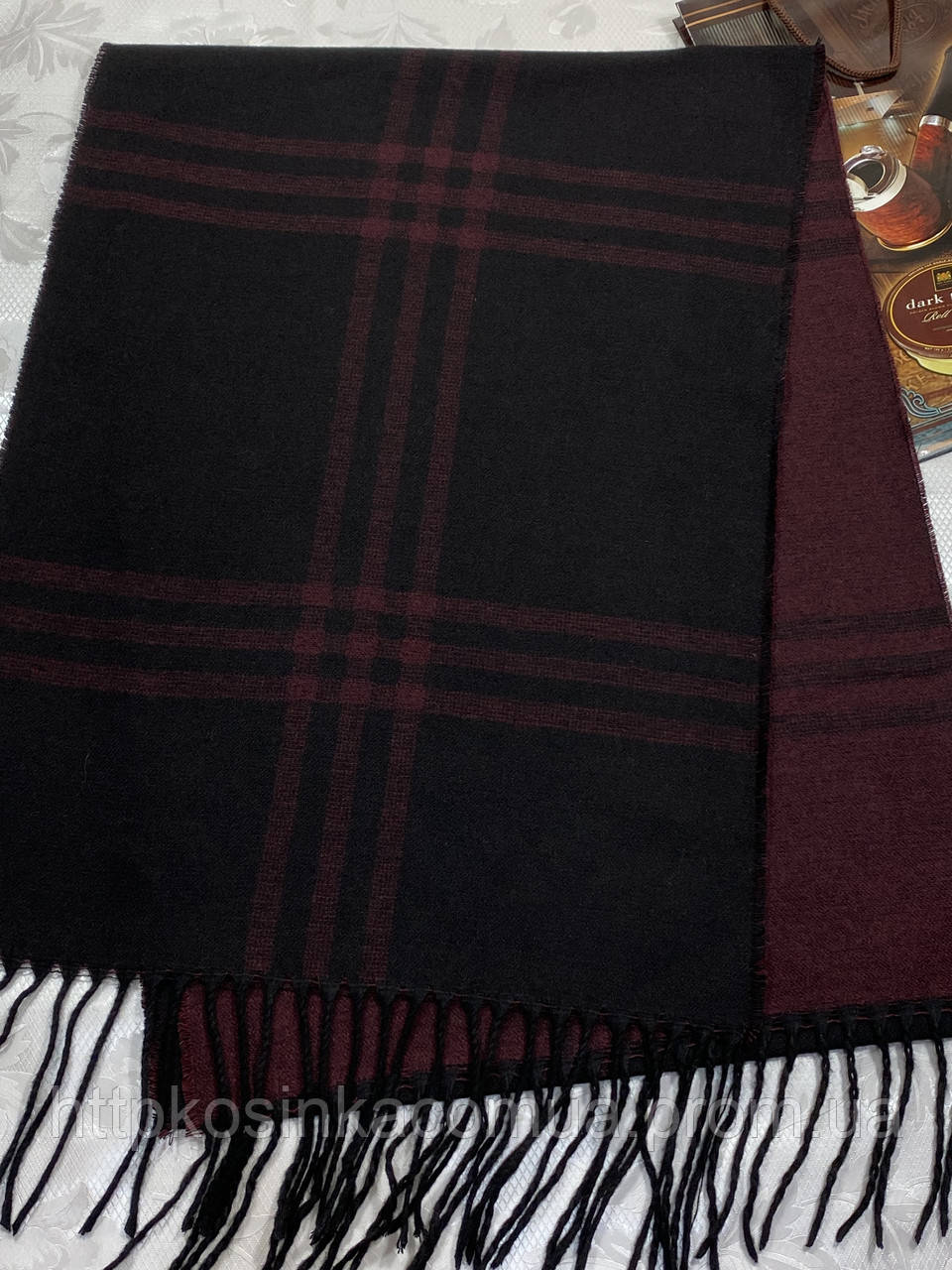 

Теплый двухсторонний мужской шарф черно-бордовый с бахромой 180х33 см (цв.18)