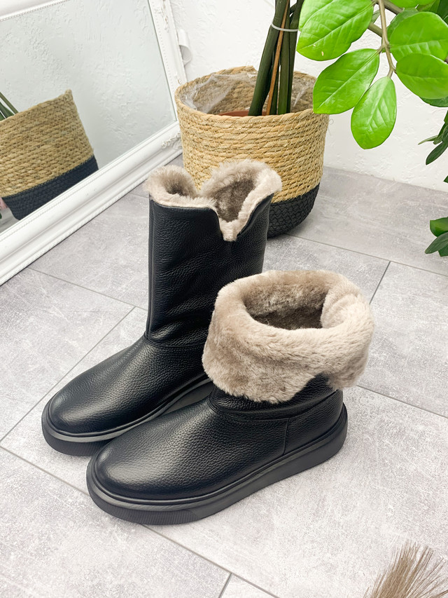 Угги женские кожаные черные ботинки зимняя теплая обувь больших размеров COSMO Shoes Freedom Black Leather BS