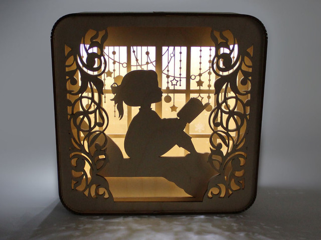 Детский ночник светильник из дерева "Девочка с книжкой"