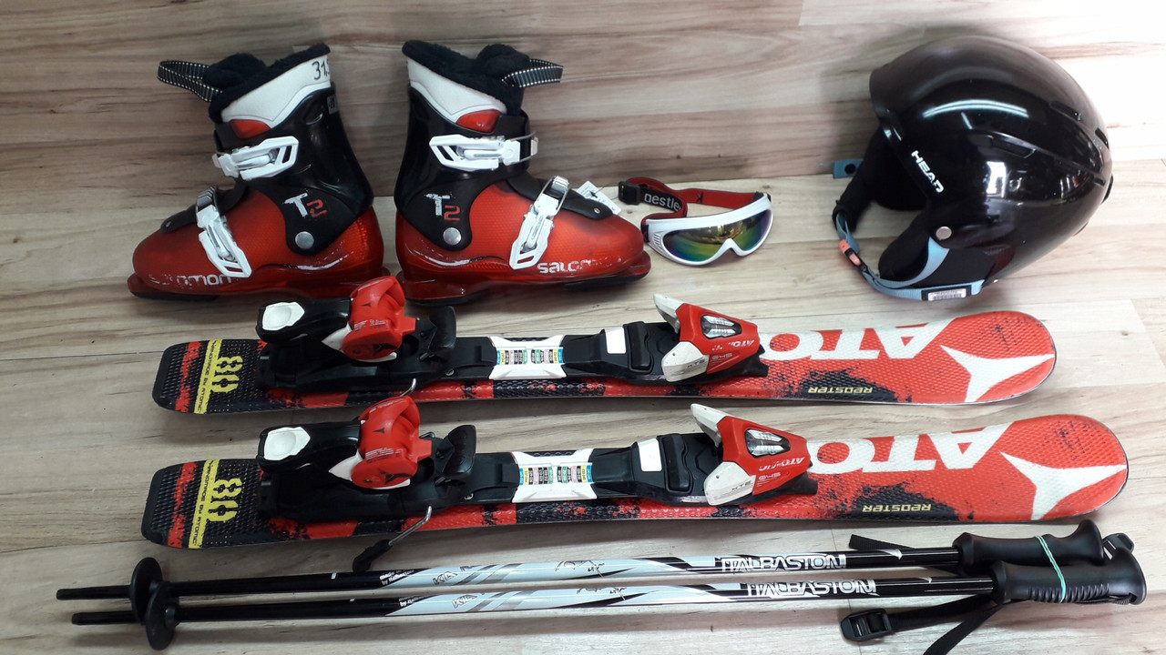 Комплект ATOMIC лыжи 80 см, сапоги 20 см - размер 31, шлем, палки, очки домовичок техно