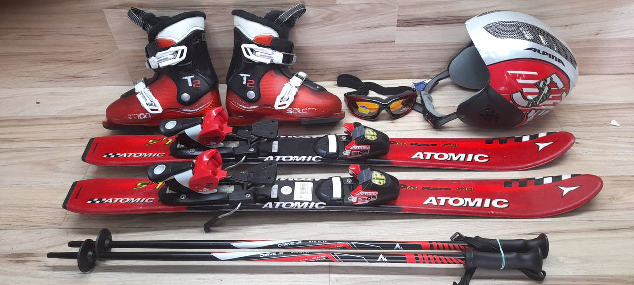 Комплект ATOMIC лыжи 90 см, сапоги 19 см - размер 30, шлем, палки, очки домовичок техно