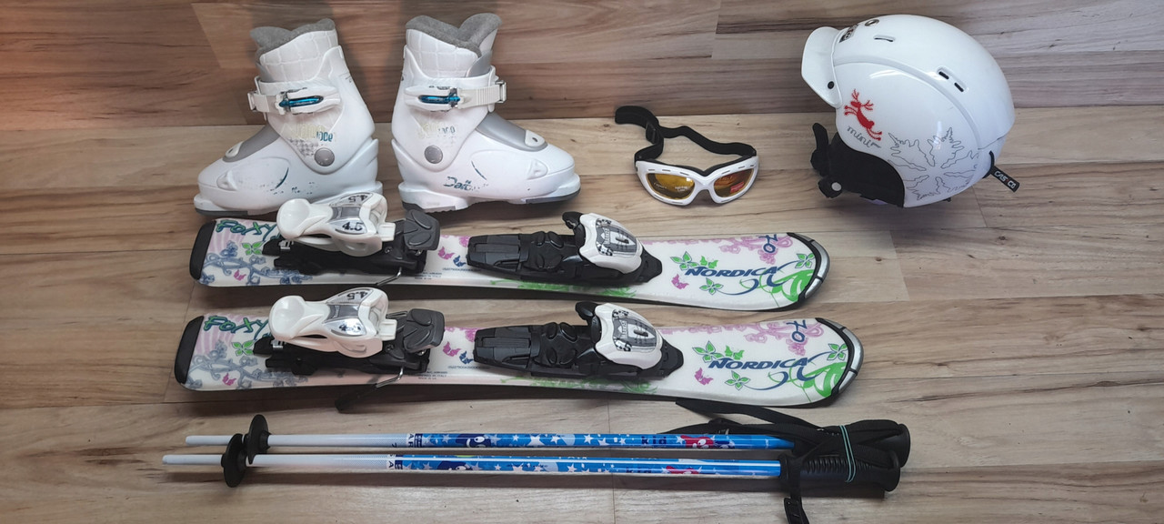 Комплект NORDICA лыжи 70 см, сапоги 17 см - размер 27, шлем, палки, очки домовичок супер