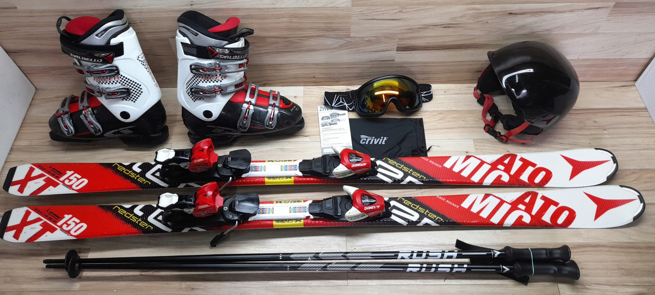 Комплект ATOMIC лыжи 150 см, сапоги 26.5 см - размер 41, шлем, палки, очки домовичок для