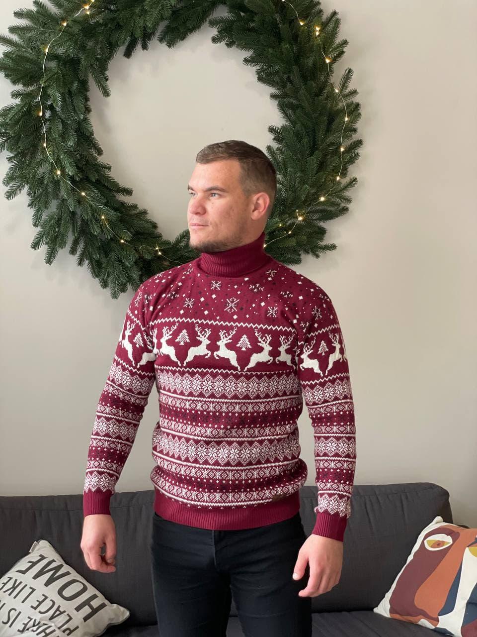 

Мужской свитер с оленями новогодний теплый свитер мужской на Новый год с горлом бордовый