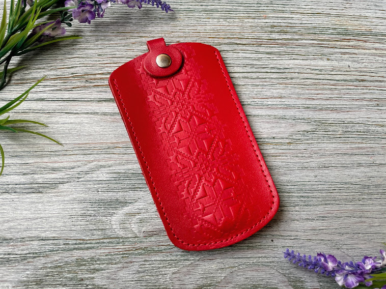 

Кожаная ключница красная женская карманная для ключей с тиснением Вышиванка Украина кожа ручная работа, Красный