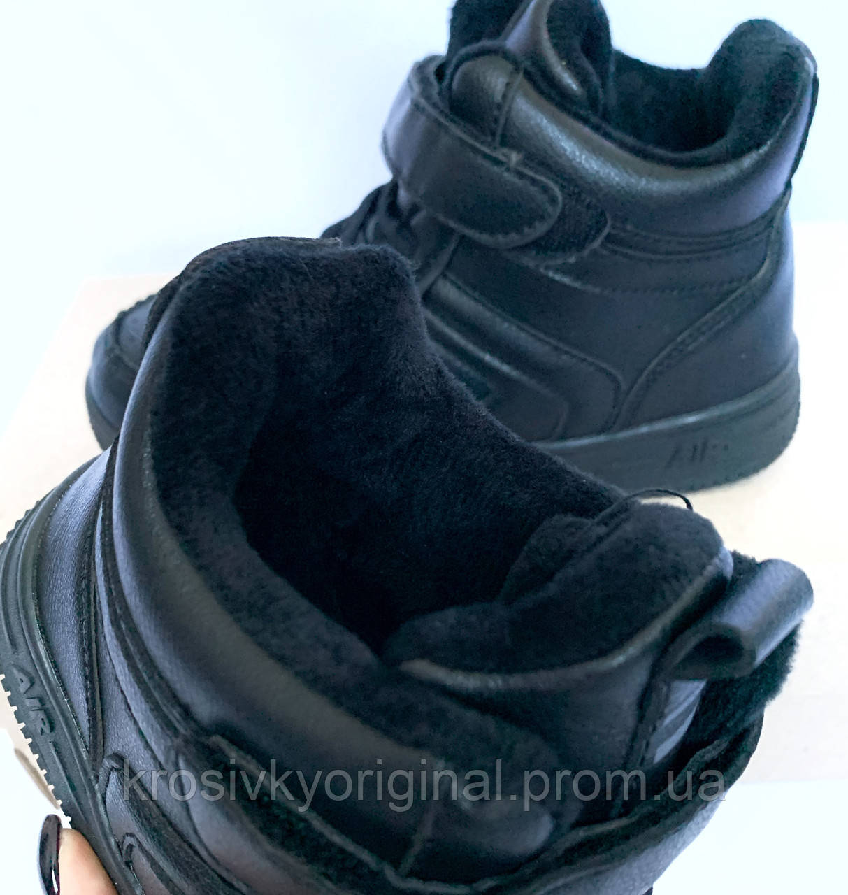 

Зимние кроссовки высокие подростковые на меху в стиле Nike Air Jordan 1 размеры 33,34,35,36,37,38 22.5