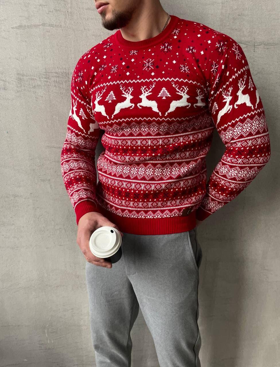 Мужской зимний свитер с оленями красного цвета