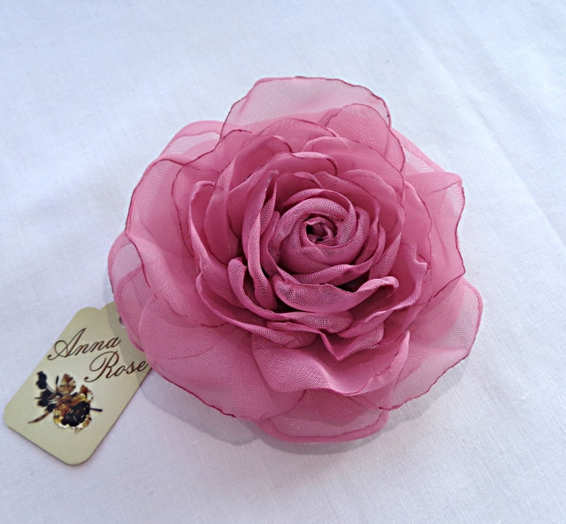 Брошь цветок ручной работы из ткани "Нежная карминовая роза"-купить – в интернет-магазине AnnaRose