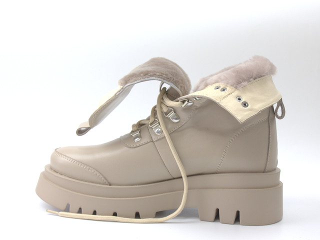 Теплая женская обувь больших размеров на овчине цигейке бежевые кожаные ботинки COSMO Shoes Queen Beige BS