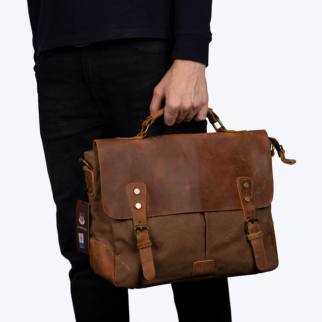 Фото чоловіка з вінтажним портфелем в руці