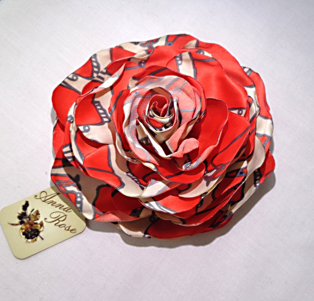 Брошь квітка з атласної тканини ручної роботи Роза Червоні Слоніки-купити-в інтернет-магазині AnnaRose