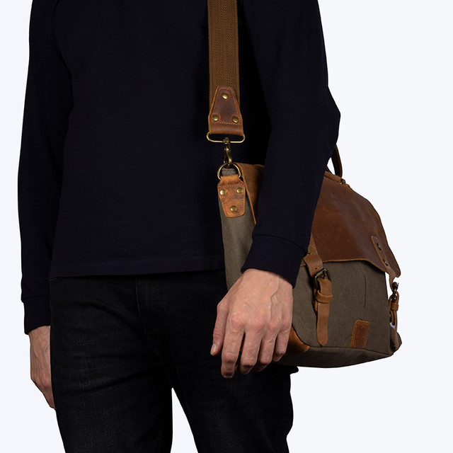 Фото чоловіка з вінтажним портфелем через плече