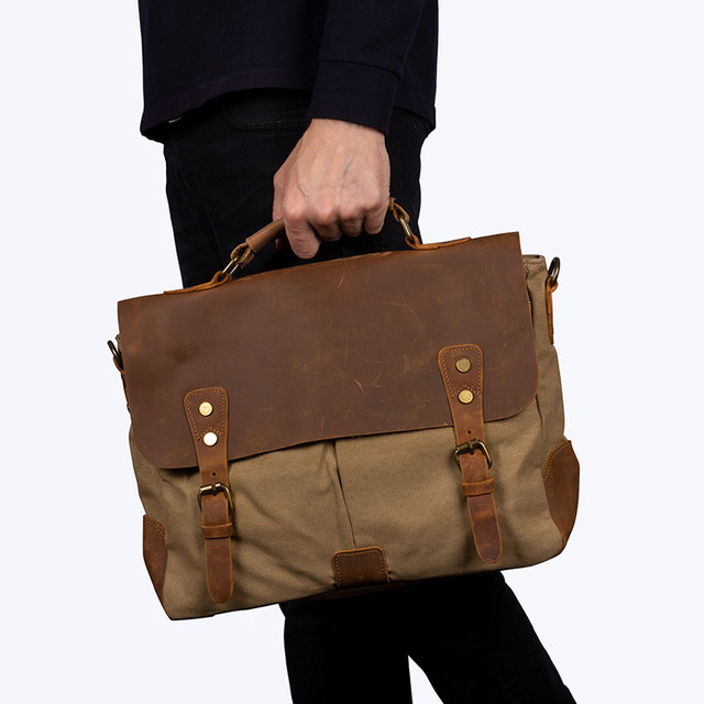 Фото чоловіка з вінтажним шкіряним портфелем в руці