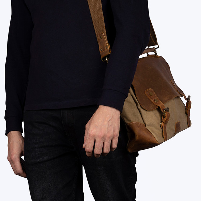 Фото чоловіка з вінтажним шкіряним портфелем через плече