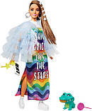 Лялька Барбі Екстра в довгому райдужному сукню з крокодилом GYJ78 Barbie Extra Doll #9 in Blue Jacket Ruffled, фото 6