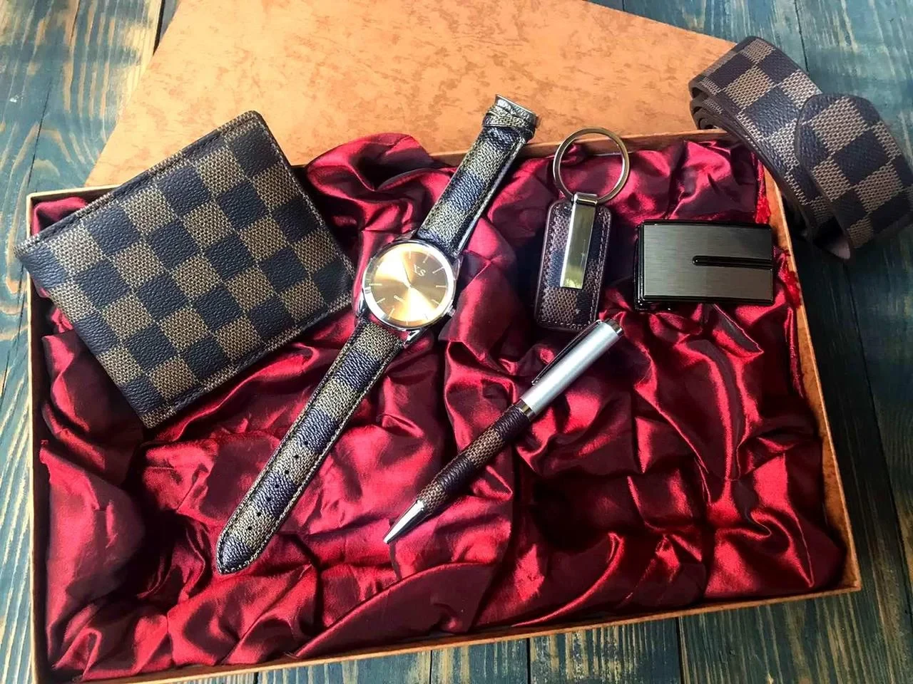 Чоловічий подарунковий набір: годинник, портмоне, ручка, брелок, ремінь