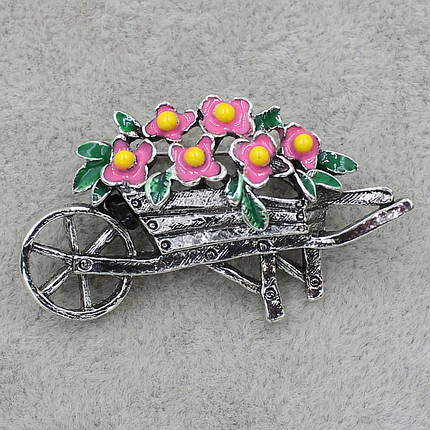 Брошка металева срібляста Візок з квітами покрита кольоровою емаллю розмір виробу 40х20 мм, фото 2