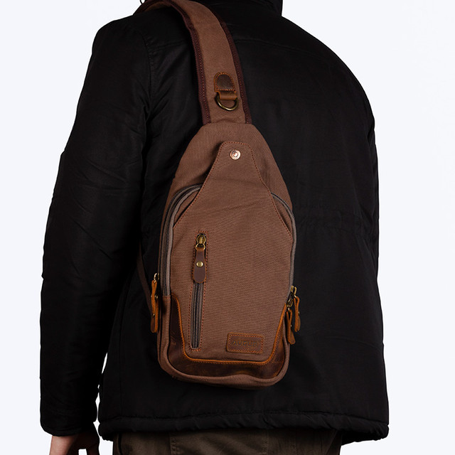 Фото чоловіка з тканинним рюкзаком через плече