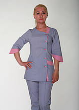 Медицинский костюм для косметолога серый с розовыми вставками на пуговицах