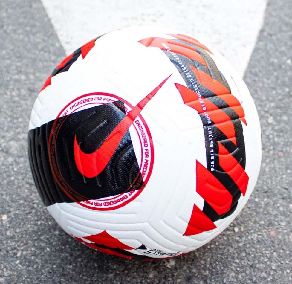 Футбольний м'яч Nike Strike