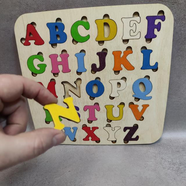 Дерев'яний алфавіт-пазл для англійської мови. Кольорові букви