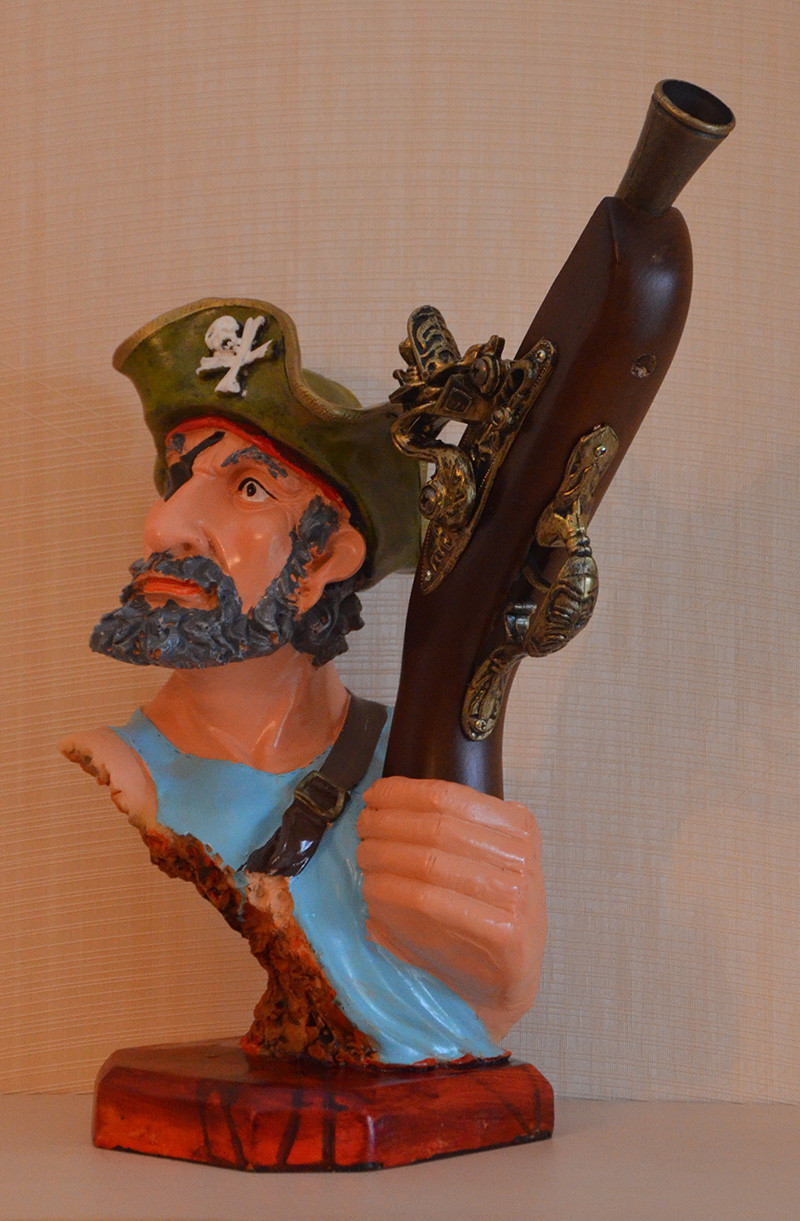 Сувенирная фигурка пирата с пистолетом